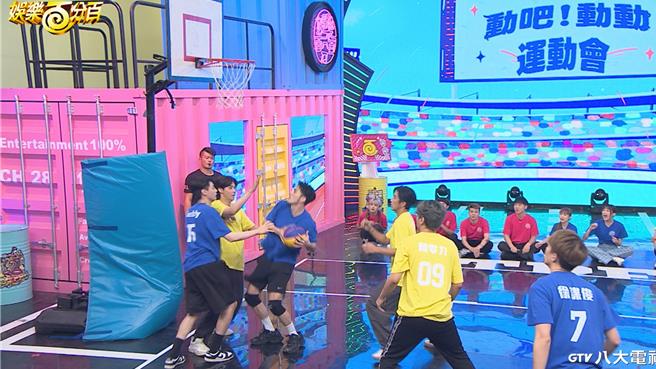 黃偉晉（左三）賣力上籃。（八大提供）