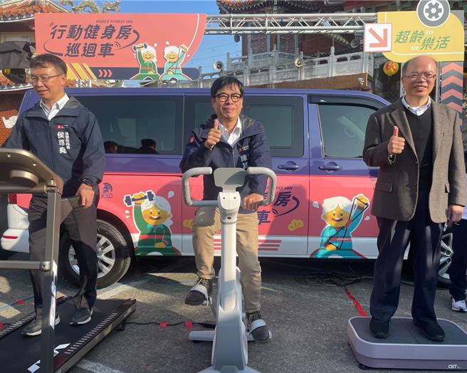 「行动健身房巡迴车」3日在楠梓区凤屏宫正式启航，高雄市长陈其迈特别到场共襄盛举。（洪浩轩摄）
