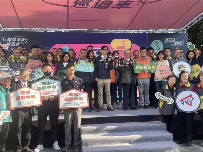 「行动健身房巡迴车」3日在楠梓区凤屏宫正式启航，高雄市长陈其迈特别到场共襄盛举。（洪浩轩摄）