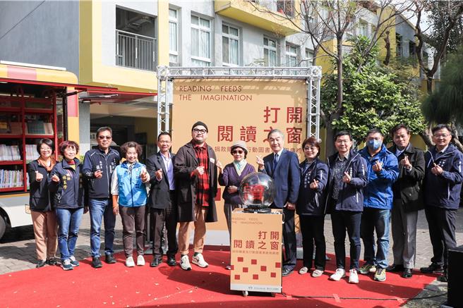 台中市文英基金会捐赠第2部太阳能行动图书车，3日在丰原翁子国民小学举行启用典礼。（台中市政府提供／张妍溱台中传真）