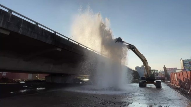 交流道工程意外發生怪手挖斷自來水管，現場造成10公尺高的噴泉奇觀。（翻攝畫面）