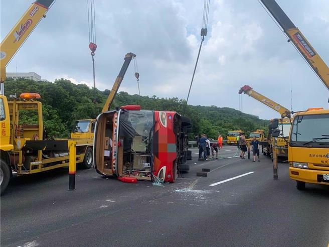 亚联客运一辆大客车去年行驶国道涂翻覆，造成车上乘客、驾驶16人受伤，运安会完成调查报告，发现驾驶行驶过程多次低头、单手驾车，导致分心而发生事故。（资料照）