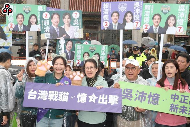 民进党台北市中正、万华立委候选人吴沛忆（左起）3日在民进党副总统候选人萧美琴陪同下，前往台北市五选区扫街拜票，希望能获得选民支持。（杜宜谙摄）