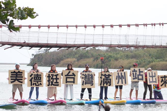 2024大選倒數10天，屏東二選區立委候選人民進黨籍徐富癸除站街頭拜票外，還有墾丁潛水人員在海底舉牌拉票，堪稱「海陸齊發」。（徐富癸陣營提供／謝佳潾屏東傳真）