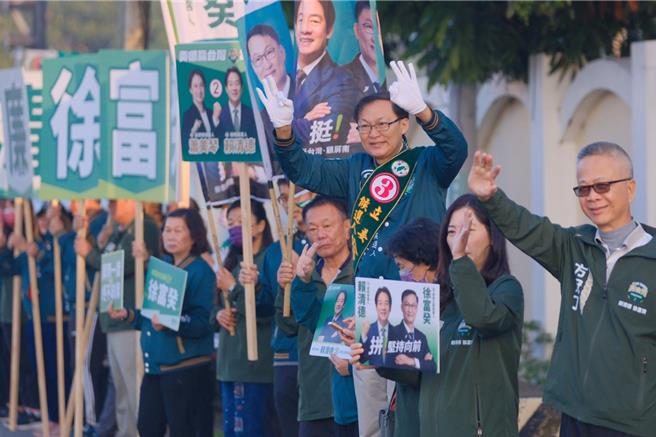 2024大選倒數10天，屏東二選區立委候選人民進黨籍徐富癸除站街頭拜票外，還有墾丁潛水人員在海底舉牌拉票，堪稱「海陸齊發」。（徐富癸陣營提供／謝佳潾屏東傳真）