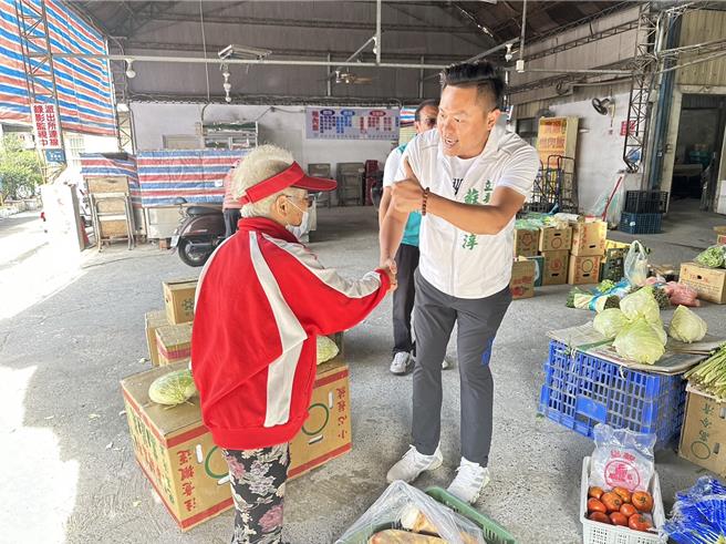 2024大選倒數10天，屏東二選區立委候選人無黨籍蘇孟淳，走進市場、據點，與民搏感情。（蘇孟淳陣營提供／謝佳潾屏東傳真）