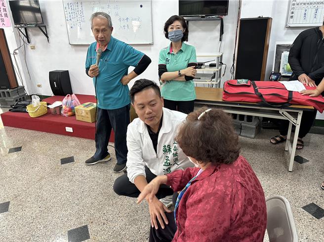 2024大選倒數10天，屏東二選區立委候選人無黨籍蘇孟淳，走進市場、據點，與民搏感情。（蘇孟淳陣營提供／謝佳潾屏東傳真）