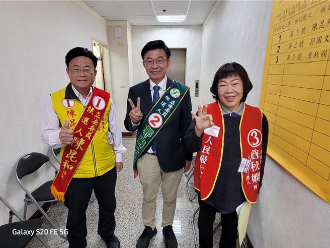 台南市二选区立委候选人公办政见会3日下午举行，从左到右分别为无党籍陈昆和、民进党郭国文、人民最大党詹秋娴。（台南市选委会提供／张毓翎台南传真）