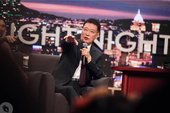 趙少康在《賀瓏夜夜秀》發揮機智、幽默。（薩泰爾娛樂提供）