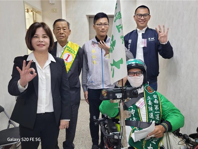 台南市一选区立委候选人公办政见会3日下午登场，出席的候选人，从左到右依序为民进党赖惠员、无党魏耀乾、復康联盟党蔡承攸、无党侯陆太、国民党周宏昌。（台南市选委会提供／张毓翎台南传真）