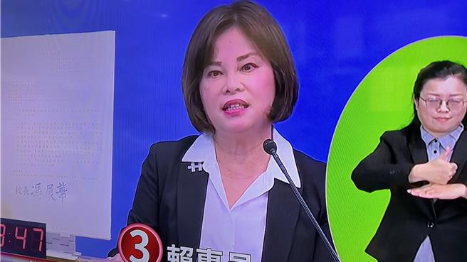 赖惠员一上场即对其硕士论文争议，秀出中正大学学伦会的专业审查结果，再次澄清她绝对没有抄袭。（张毓翎摄）