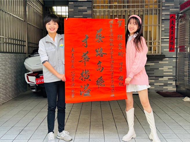 張家瑜（右）是嘉義人，好消息傳回家鄉，眾人都替她開心。（經紀人提供）