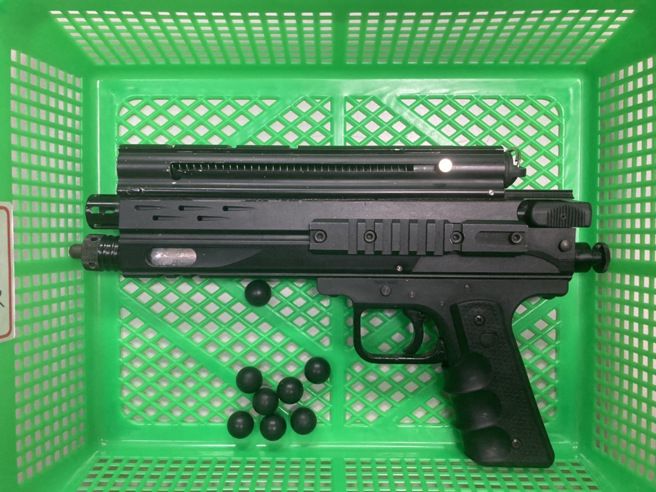 邻居间长期不合，傍晚在骑楼起纠纷，嫌犯持镇暴枪对夫妻开枪。（翻摄画面）