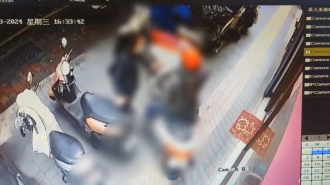 邻居间长期不合，傍晚在骑楼起纠纷，嫌犯持镇暴枪对夫妻开枪。（翻摄画面）