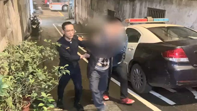 开枪嫌犯被警方带回派出所。（翻摄画面）