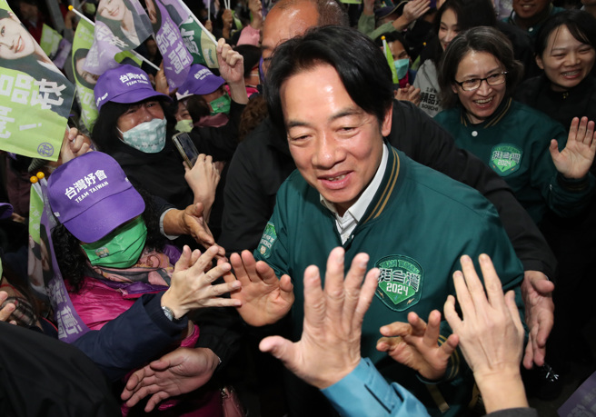 民进党主席赖清德3日出席新北市汐止新未来选前黄金之夜造势晚会，进场时与热情的民眾击掌致意。 （郑任南摄）