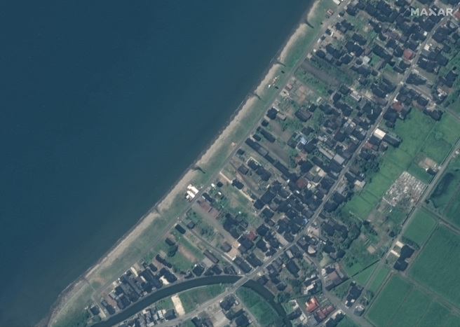 Maxar科技公司提供的能登半岛鹈饲渔港附近住宅区2022年8月空照图。（路透）