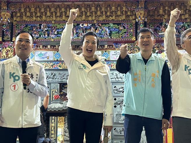 民眾党籍副总统候选人吴欣盈3日晚间至屏东南州乡朝天府开讲，吸引数百人到场力挺。（谢佳潾摄）