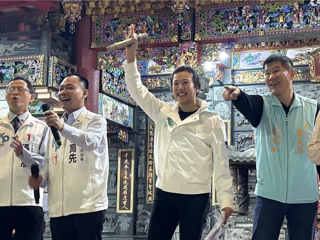 民眾党籍副总统候选人吴欣盈3日晚间至屏东南州乡朝天府开讲，吸引数百人到场力挺。（谢佳潾摄）