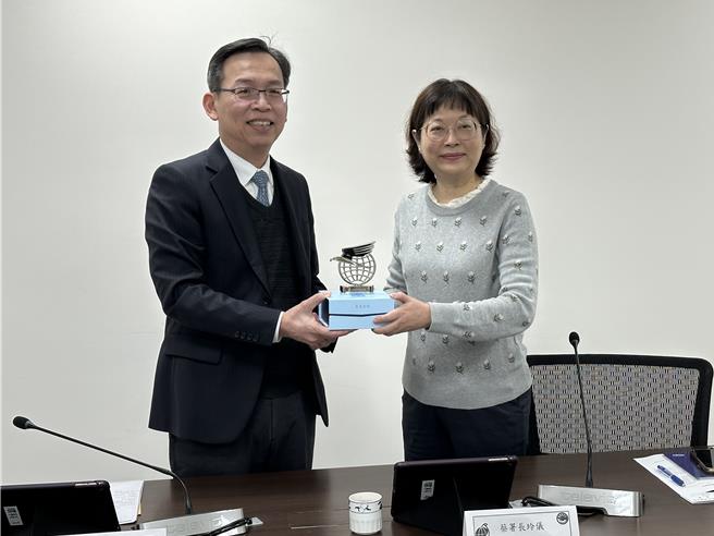 民航局長林國顯（左）率隊拜會環境部氣候變遷署長蔡玲儀（右），交流國際航空碳排管理、減碳工作及國際碳權等議題。（民航局提供／陳祐誠台北傳真）