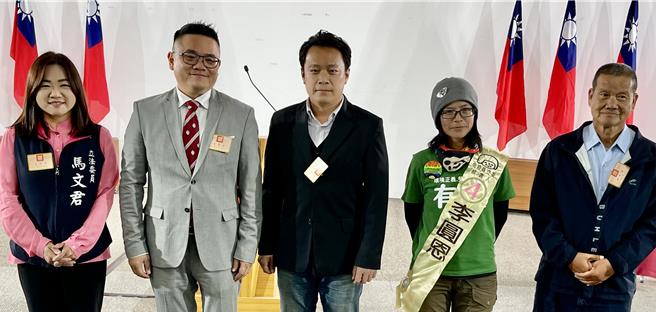 南投一選區立委候選人政見會，蔡銘軒、馬文君、林金潭、許文忠、李圓恩依抽籤號次上台發表政見。（楊靜茹攝）