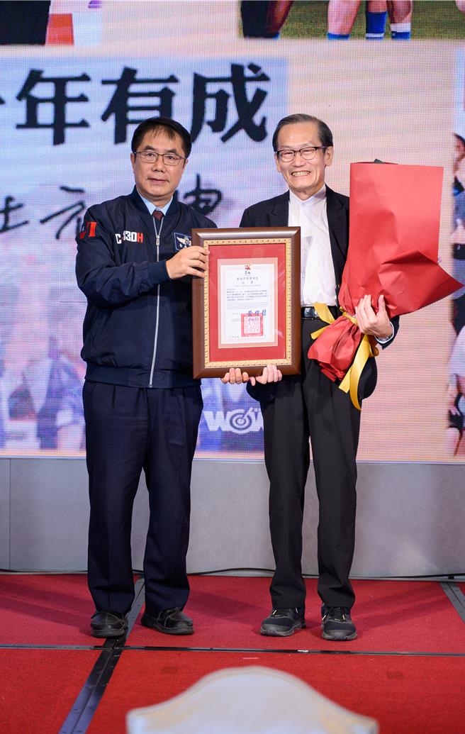 杜元坤(右)将全程负担日本石川县鹤来高校来台参与邀请赛的食宿交通安排及机票。图为杜元坤去年获颁赠荣誉市民。(台南市体育局提供／曹婷婷台南传真