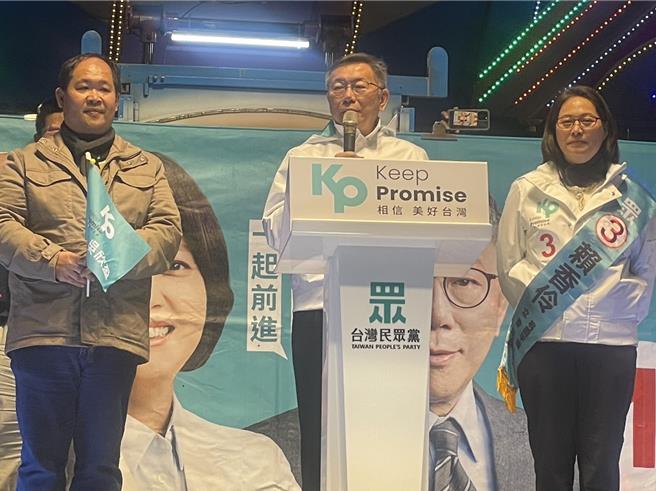 民眾黨總統候選人柯文哲3日晚間在桃市平鎮區三崇宮輔選，批搞不懂藍綠兩黨在亂什麼。(呂筱蟬攝)