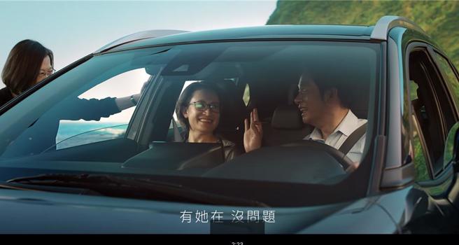 蔡英文(左)、賴清德(右)、蕭美琴(中)三人同車的「在路上」宣傳片引發討論。（圖／取自網路）