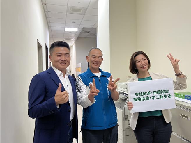 台中市選委會3日晚間舉辦中二選區立委公辦電視政見說明會，候選人顏寬恒(左起)、紀銘修、林靜儀。（林欣儀攝）