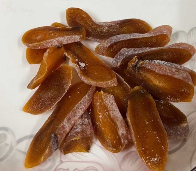 一位男子分享在菜市场买的20元乌鱼子，价格相当便宜。（翻摄自爆废1公社脸书）