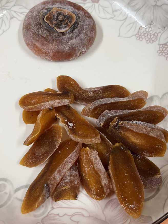 许多网友看了第二张照片后才发现，乌鱼子其实是柿饼。（翻摄自爆废1公社脸书）