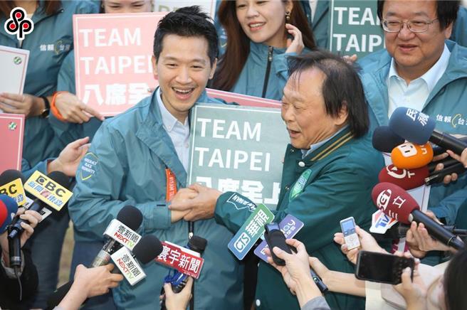 國民黨北市二選區立委候選人游淑慧指出，不管是何志偉（左）和王世堅（右）的互動，或是蕭美琴和王世堅的互動，都比自己和王世堅的互動，更讓外界關心，原因在於「因為大家都見證過世堅議員打自己人最狠的手段。」（本報資料照片）