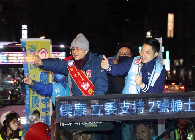 国民党立委赖士葆（左）酸呛蔡政府在高端面前竟像个小媳妇。图为台北市长蒋万安（右）3日陪同寻求连任的赖士葆以车队扫街，向民眾拜票。（刘宗龙摄）