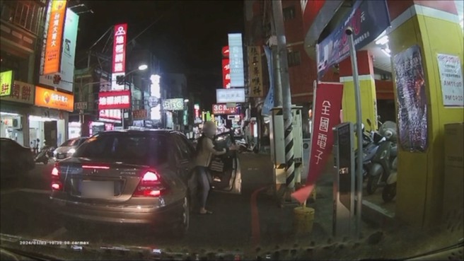 网友要将车辆驶出停车格，遭违规的宾士车阻挡。（翻摄爆料公社）