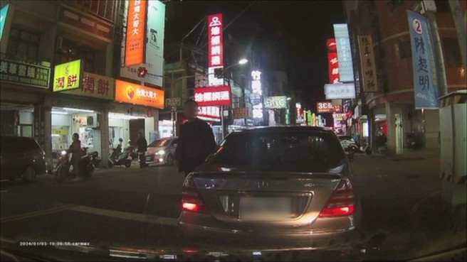 按喇叭提醒，宾士车驾驶还下车呛声。（翻摄爆料公社）