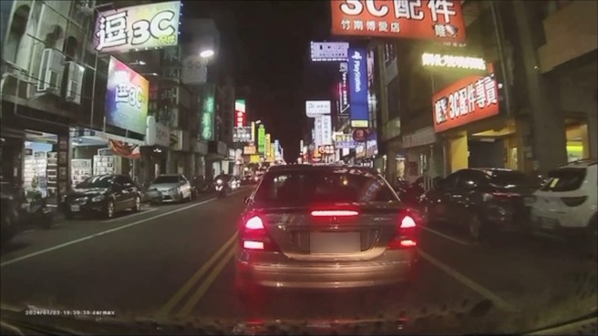 宾士车开在前方，故意踩煞车。（翻摄爆料公社）