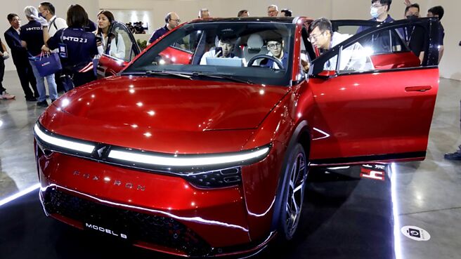 全球环保减碳政策趋势带动电动车蓬勃发展，伴随高速运算需求愈来愈高，电子产品配置的记忆体容量随之大增，预计2019～2024年车用记忆体消耗量年均复合成长率为36％。图／美联社