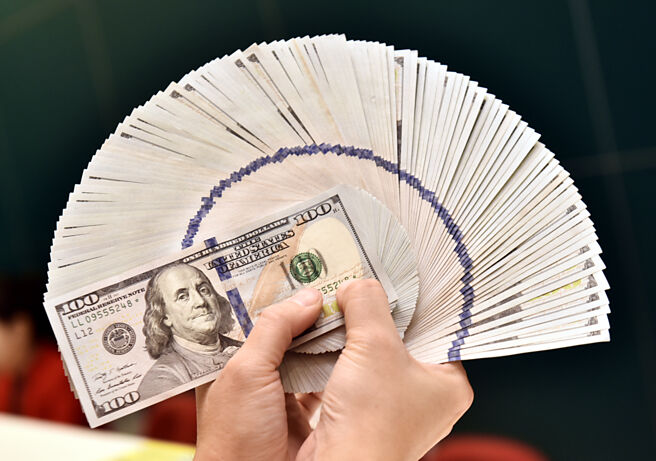 目前多维持高利率环境，对公股银来说，若是能够争取到外币计价的联贷案，比起新台币联贷案，能在利息收入上有大笔进帐。图／本报资料照片