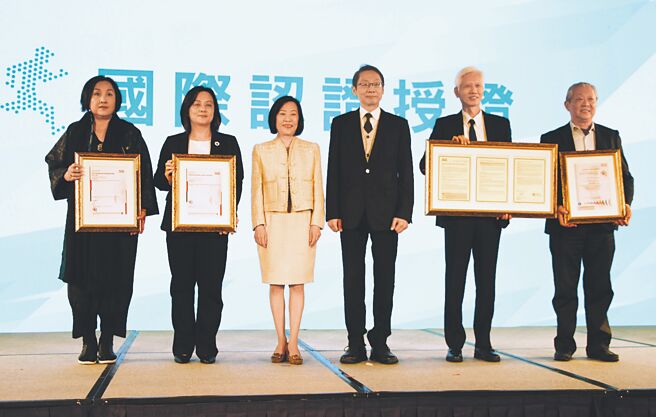 外貿協會經營的台北南港展覽館1、2館，獲SGS頒贈永續報告書「保證聲明書」，成為全台第一家發行「永續報告書」的專業會展場館。圖／貿協提供