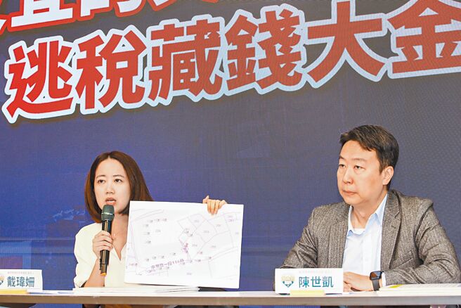 賴清德蕭美琴競選總部2日由競選總部發言人陳世凱（右）、戴瑋姍（左）共同召開「侯友宜的又昱財報在哪裡？逃稅藏錢大金庫？」記者會，希望侯友宜誠實的交代又昱公司的財報。（鄧博仁攝）