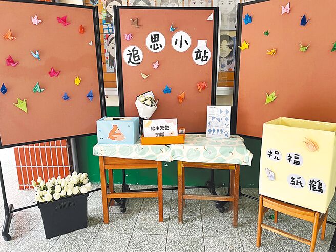 新北市某國中發生割頸命案，學校案發後設立追思小站提供校內同學折紙鶴、寫卡片緬懷男同學。（民眾提供／柯毓庭新北傳真）