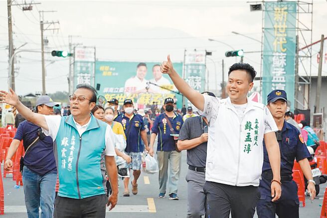 對於選前1個半月遭檢舉違反「限制出海」規定，屏東無黨籍立委蘇震清（左）說自己只是做選民服務，其子、屏東二選區（屏南）立委候選人蘇孟淳（右）則痛批，「這是有心人士的惡意選舉操作」。（謝佳潾攝）
