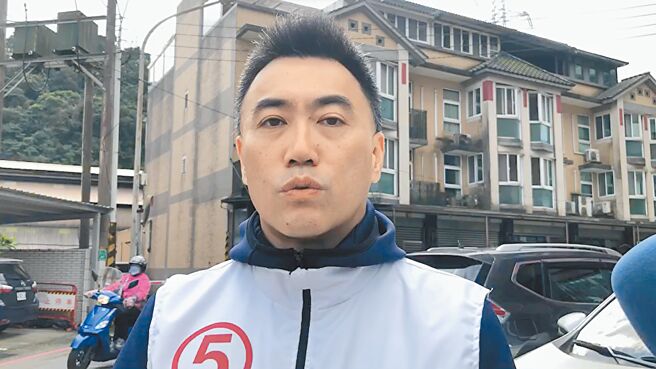 面对民进党指国民党附和中国大陆，国民党基隆市立委候选人林沛祥2日表示，民进党似乎老是忘记自己是执政党，应该监督、被检讨，但却不断监督、检讨在野党，这是满奇特、荒谬的状况。（张志康摄）