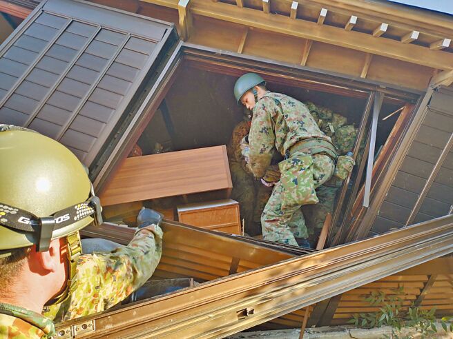 日本能登半岛1日发生芮氏规模7.6地震，日本防卫省动员自卫队前进灾区救灾。（摘自日本防卫省‧自卫队官网）