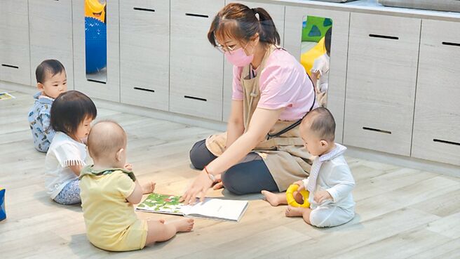 鼓励企业设托儿设施，新北最高补助400万元。纺织大厂儒鸿在新庄兴建总部大楼时，特地规画空间设置托婴中心，让员工可以带着小孩去上班，希望藉此留住好人才。（新北市劳工局提供／陈慰慈新北传真）