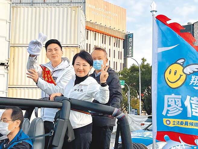 台中市長盧秀燕（前排右）2日陪同四選區立委候選人廖偉翔（前排左）車掃，全力拉抬選情。（張亦惠攝）