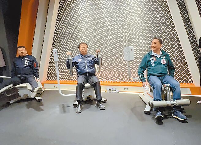 台南市長黃偉哲（中）2日體驗歸仁全民運動中心內的智能運動設備。（洪榮志攝）