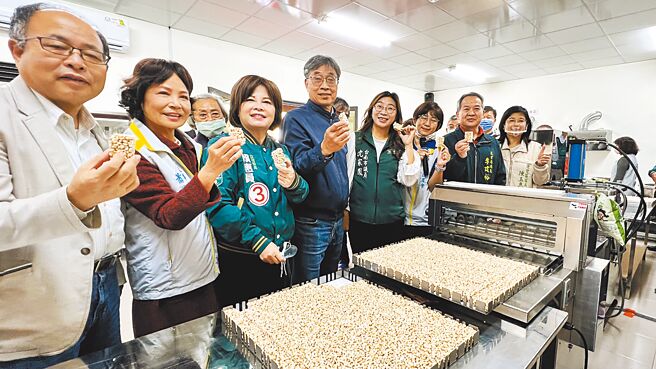 台南市後壁區後壁區農會內的「米香廚房」2日啟用，農業部代理部長陳駿季（左四）、立委賴惠員（左三）等人參觀糙米香製程。（張毓翎攝）