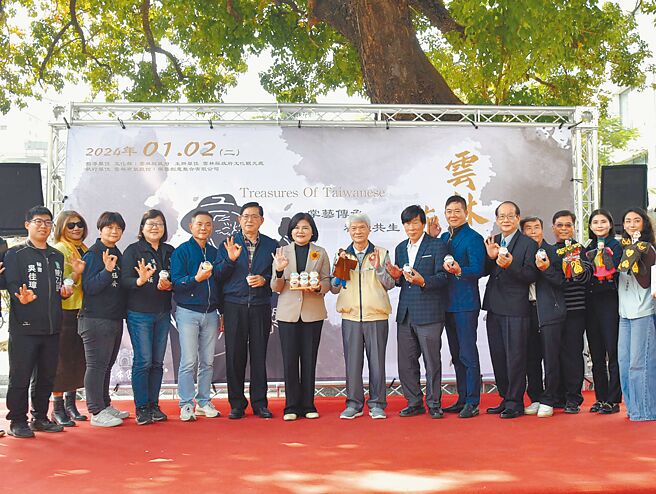 雲林縣政府為緬懷布袋戲國寶黃海岱大師，2日在虎尾鎮布袋戲館舉行「雲林布袋戲日」活動，雲林縣長張麗善（左七）鼓勵布袋戲藝師採用數位科技方式，呈現布袋戲的多樣面貌。（張朝欣攝）