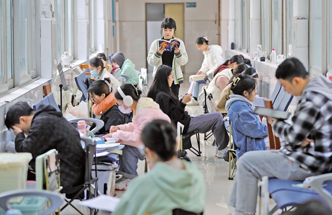 在就业不景气下，近年越来越多大陆学生报考研究所，也让「考研」一词成为大陆《2023网路文学十大关键字》。（新华社）